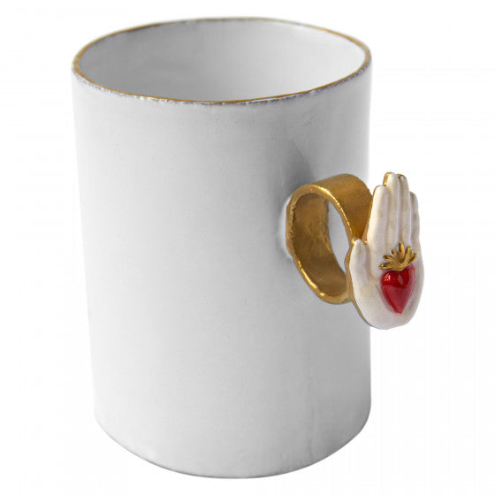 Tasse bague cœur sur la main